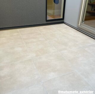 ・
暑い日が続いておりますが、
皆様いかがお過ごしでしょうか?🍉
中庭のタイルデッキのご紹介です🌿
室内の床の色と同色系の
600角のタイルを使用することによって、
空間が広く感じられるように✨
中庭なので、視線を気にせずに
プールなども楽しめそうです😊
#中庭
#タイル
#タイルデッキ
#アイコットリョーワ
#姫路市
#高砂市
#加古川市
#明石市
#たつの市
#外構デザイン
#ガーデンデザイン
#エクステリア
#お庭のある暮らし
#エクステリア松本の外構