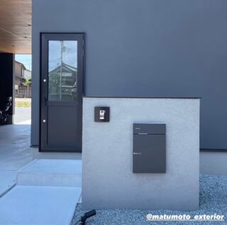 •
シンプルなデザインですが、
門柱の幅を少し大きくL型にとることによって
お家とのバランスが良くなるように設計しました✨
インターホンカバーを付けることにより、
宅配ボックスとの統一感がでました🌿
#ユニソン
#門柱
#塗壁
#宅配ボックス
#インターホンカバー
#姫路市
#高砂市
#加古川市
#明石市
#たつの市
#新築外構
#外構デザイン
#ガーデンデザイン
#エクステリア
#お庭のある暮らし
#エクステリア松本の外構