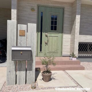 ・
ナチュラルなデザインの外構のご紹介です🌿
コンクリートに色をつけて、
お家の雰囲気にあう柔らかいイメージを目指しました✨
門柱は本物の木ではなく、
FRP製の枕木風門柱を使用しております!
こちらも、淡い色合いで統一感がでるように
デザインしました😊
商品の詳細などの質問等は、
DMにて受け付けております!
#門柱
#ディーズガーデン
#コンクリート
#カラークリート
#ポスト
#パナソニック
#オリーブ
#植栽
#姫路市
#高砂市
#加古川市
#明石市
#たつの市
#新築外構
#外構デザイン
#ガーデンデザイン
#エクステリア
#お庭のある暮らし
#エクステリア松本の外構