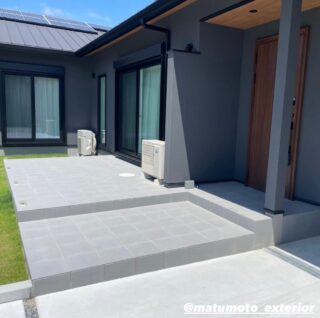 ・
タイルデッキの施工例です🌿
玄関ポーチとタイルデッキを
少し大きめに作成することによって、
お庭がより広く感じられるデザインにしています✨
タイルデッキの上にみんなですわって、
プールやBBQなどを楽しむのもいいですね🍉👍
#タイル
#タイルデッキ
#lixil
#inax
#姫路市
#高砂市
#加古川市
#明石市
#たつの市
#外構デザイン
#ガーデンデザイン
#エクステリア
#お庭のある暮らし
#エクステリア松本の外構