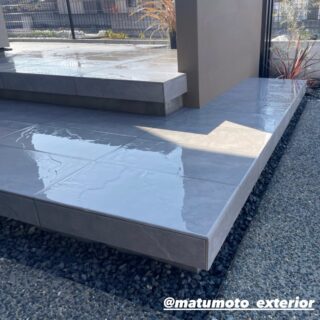 ・
異なる素材を使っているのですが、
色のトーンを合わせることによって、
全体の統一感があり、メリハリのあるアプローチに仕上がりました。

タイルと天然石
水に濡れるとまたいつもと違う表情になるので
雨の日も楽しめると思います🌿

#新築外構 
#アプローチ 
#玄関ポーチ 
#門柱 
#エクステリア松本の外構